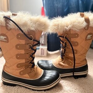 Sorel Tofino Cate Camel and Black Quilted Boots with Fur